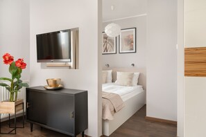 24-cm flat-screen TV with cable channels - Studio Parking Centrum by Renters (Wroclaw)