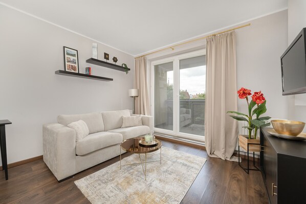 24-cm flat-screen TV with cable channels - Studio Parking Centrum by Renters (Wroclaw)