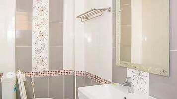 Habitació amb dos llits individuals prèmium | Bany | Dutxa, articles de tocador gratuïts, assecador de cabells i tovalloles