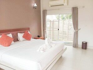 Villa Double Room | Una scrivania