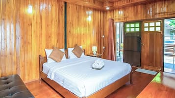 Deluxe Double Room | Desk