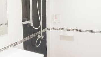 Superior Triple Room | Bathroom | Shower, free toiletries, hair dryer, towels