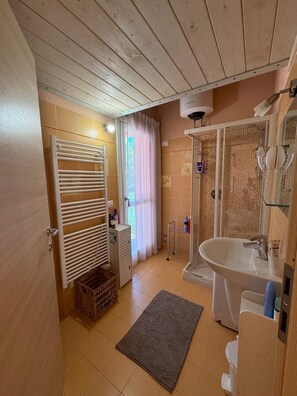 Dusche, Haartrockner, Handtücher, Toilettenpapier