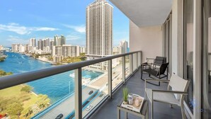 Property grounds - 2 Br Apartment with amazing view, pool and gym (Hallandale Beach)