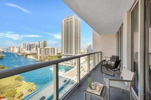 Property grounds - 2 Br Apartment with amazing view, pool and gym (Hallandale Beach)