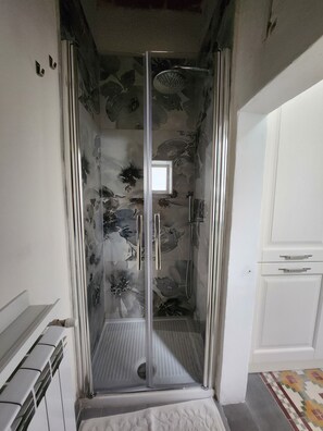 Douche, séchoir à cheveux, bidet, serviettes fournies