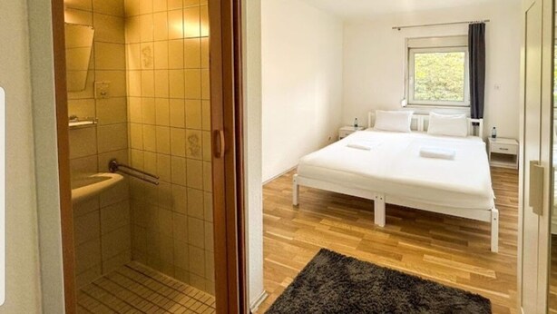 A bedroom with a bed, a window, and a shower area. - Enchanting hotel with WiFi in vibrant Wien (Wien)