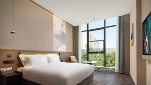 A modern hotel room with a large bed, a view of the city, and a large window. - Meihao Lizhi Hotel (Xi'an Lintong Huaqingchi Subway Station Branch) (Xi'an)