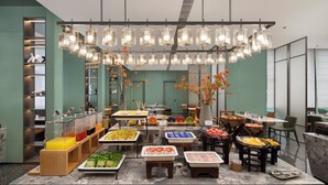 A buffet setup with various food items and a modern interior design. - Meihao Lizhi Hotel (Xi'an Lintong Huaqingchi Subway Station Branch) (Xi'an)