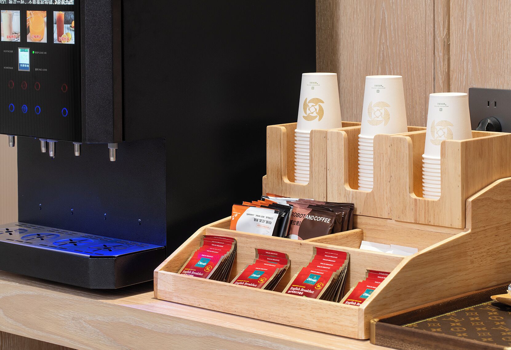 Un espace dédié au café, équipé d’une machine à café, de gobelets jetables et de capsules de café.