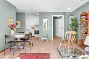 Appartement Premium | Coin séjour | Télévision de 40 pouces avec chaînes par câble