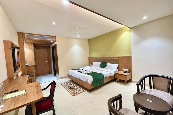 Deluxe kamer | Luxe beddengoed, een bureau, een laptopwerkplek, geluiddichte muren