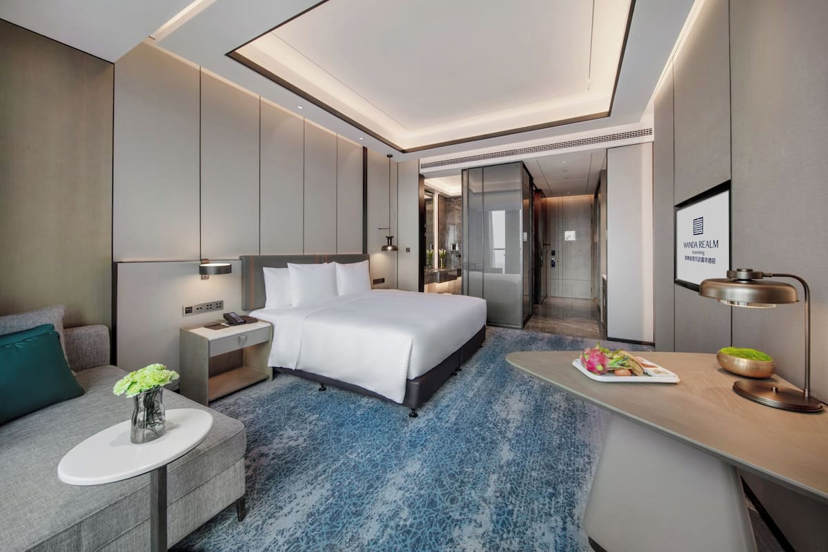 1 bedroom, premium bedding, down duvets, minibar