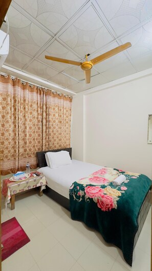Quarto solteiro standard | Roupas de cama premium, Wi-Fi de cortesia, roupa de cama