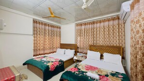 Habitación familiar | Ropa de cama de alta calidad, wifi gratis y ropa de cama 