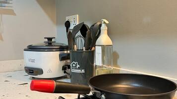 Comfort Apartment, Garden View | Private kitchen | Fridge, microwave, oven, stovetop