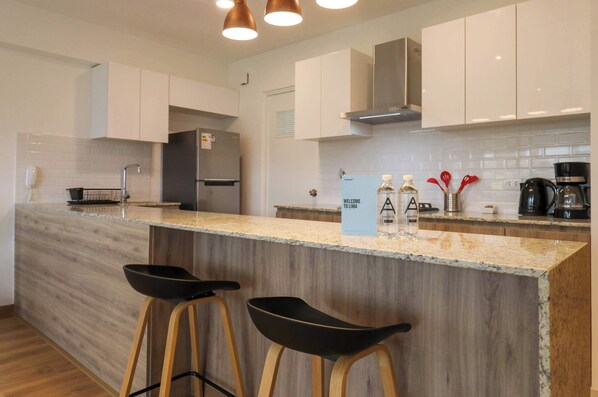 Een koelkast, een magnetron, een oven, een kookplaat