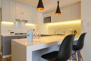 Kühlschrank, Mikrowelle, Ofen, Herdplatte