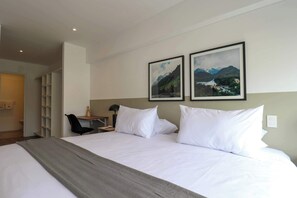 2 habitaciones, tabla de planchar con plancha, wifi y ropa de cama 