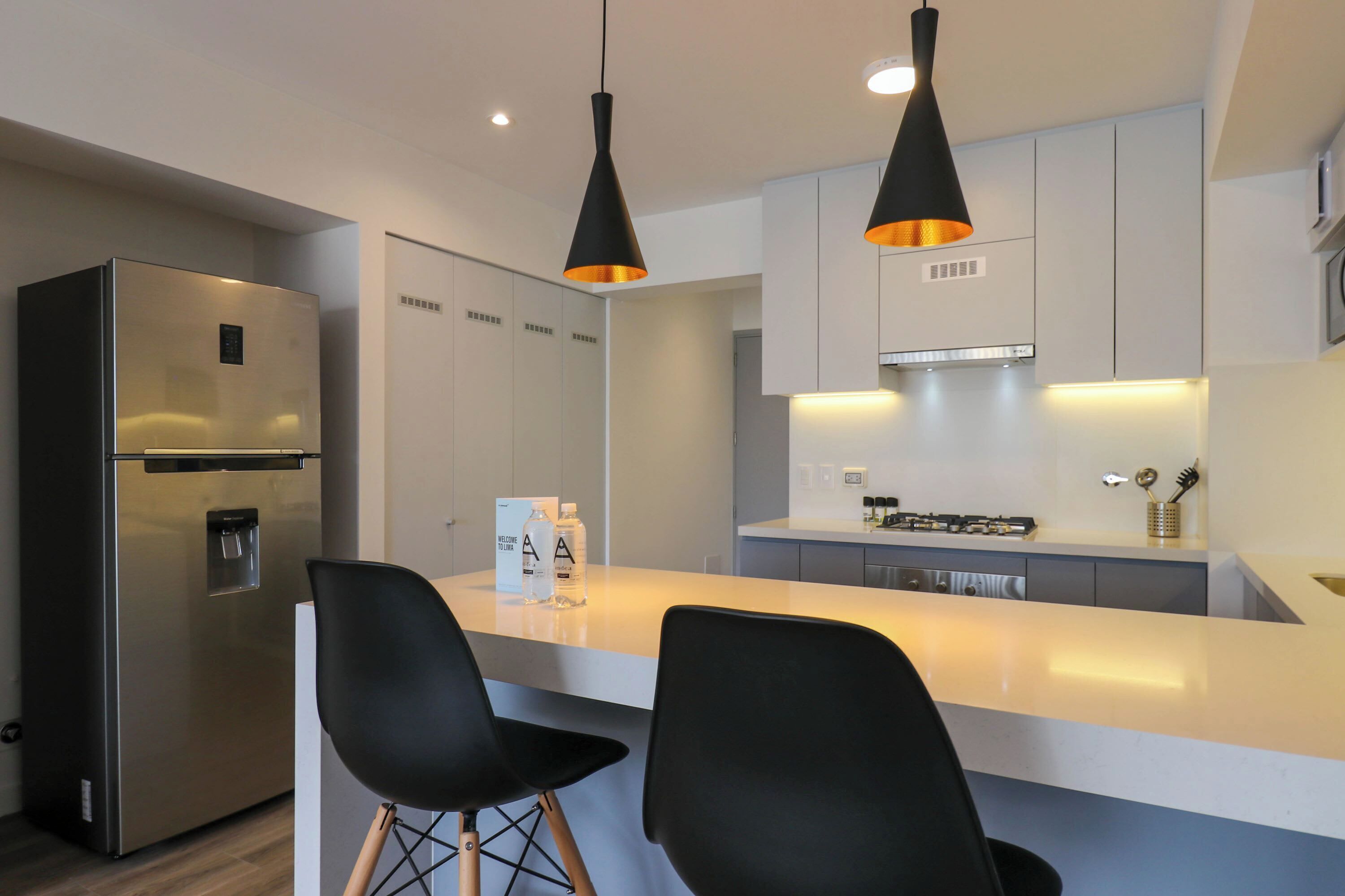 冷蔵庫、電子レンジ、オーブン、コンロ