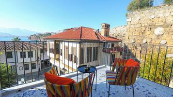 Suite Keluarga, pemandangan laut | Seprai premium, busa memori, minibar, dan brankas