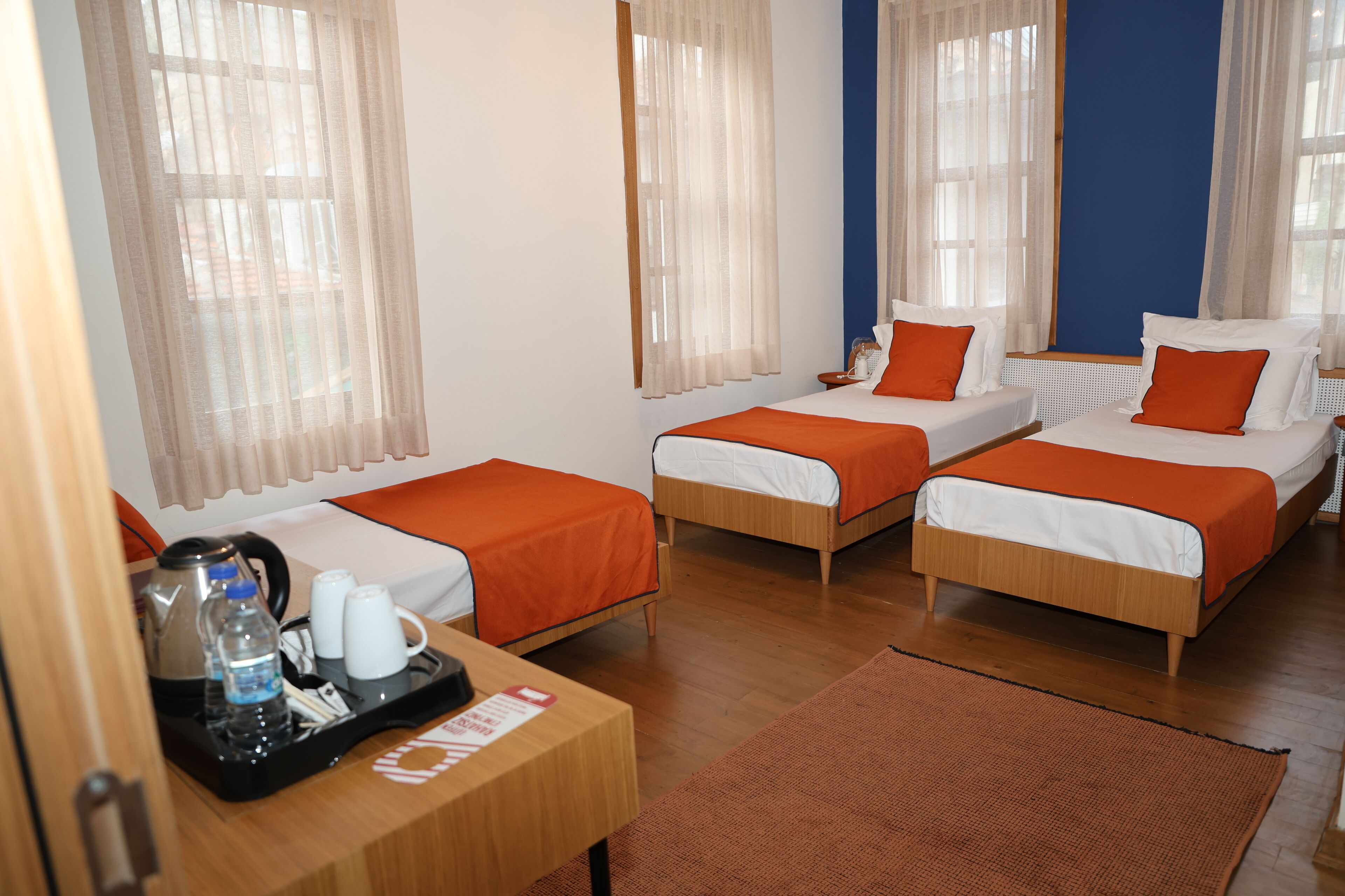 Standaard driepersoonskamer | Luxe beddengoed, bedden met traagschuimmatrassen, een minibar