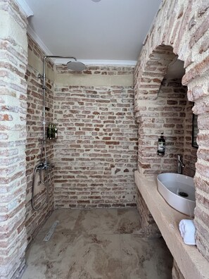 Family Suite, Sea View | Bathroom | Shower, hair dryer, towels, soap - Oldies Hotel Bistro Restaurant (Antalya)