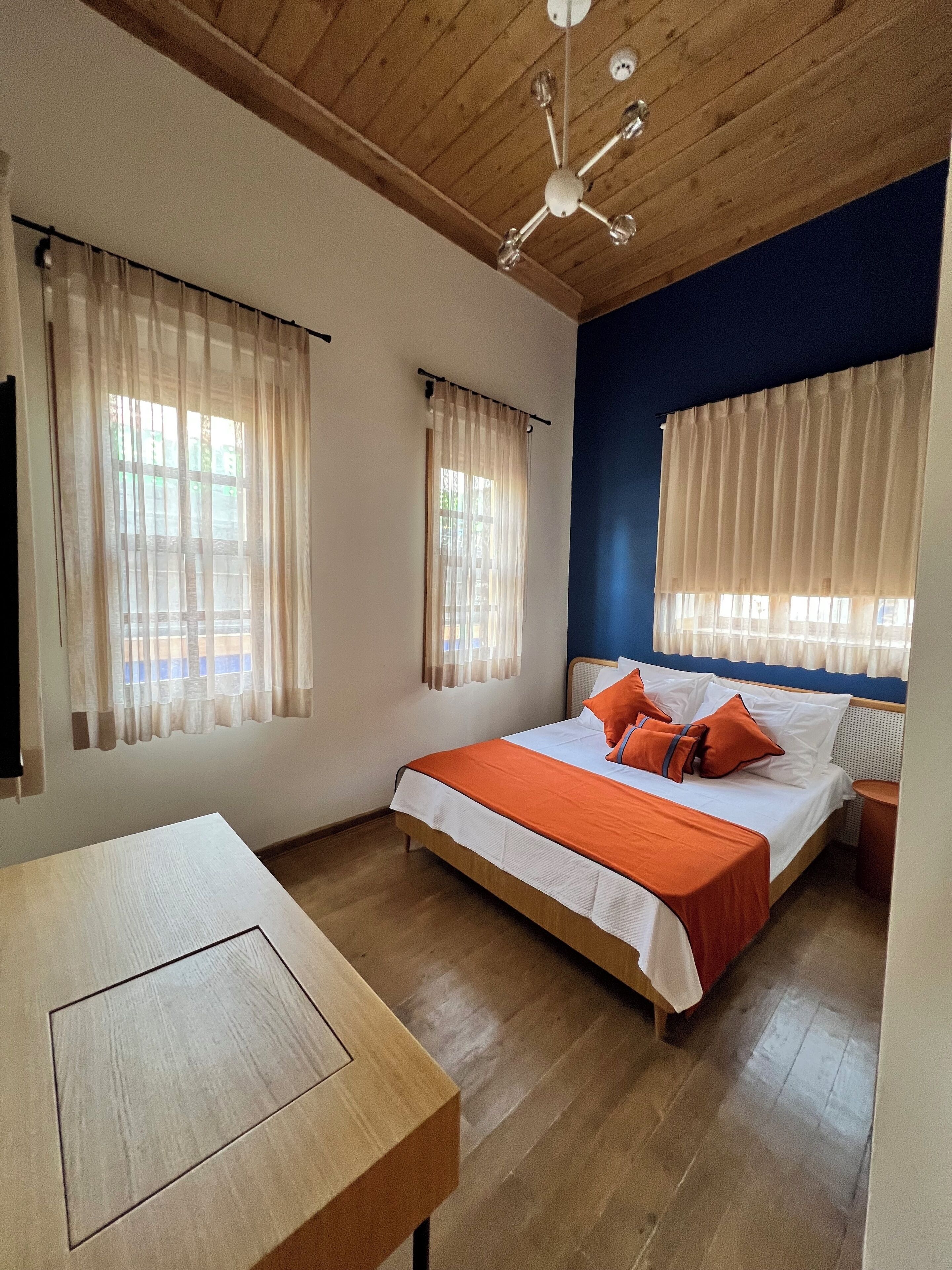 Luxe beddengoed, bedden met traagschuimmatrassen, een minibar