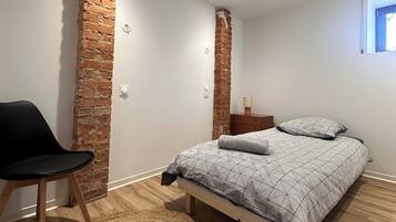 3 bedrooms, iron/ironing board, WiFi, bed sheets