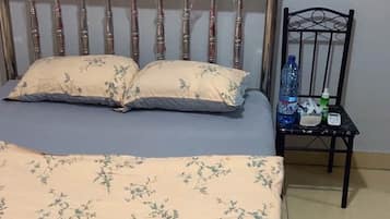 1 habitación y tabla de planchar con plancha