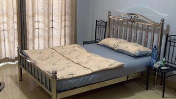 1 camera, ferro/asse da stiro