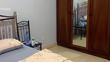 1 slaapkamer, een strijkplank/strijkijzer