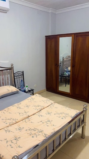 1 Schlafzimmer, Bügeleisen/Bügelbrett