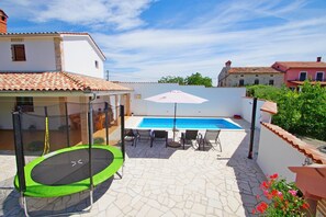 Pool - Charming 3-bedroom house with private pool and beautiful garden (Šajini)