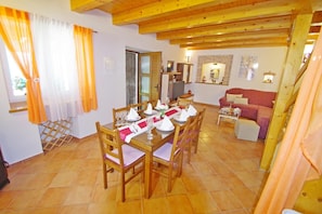 Interior - Charming 3-bedroom house with private pool and beautiful garden (Šajini)