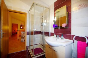 Dusche, Haartrockner, Bidet, Handtücher