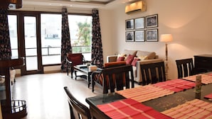 Un salón espacioso con comedor, ventanas amplias y ventilador de techo.