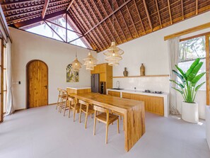 Vila, 3 quartos, vista para a piscina | Cozinha privada | Geladeira grande, micro-ondas, cooktop