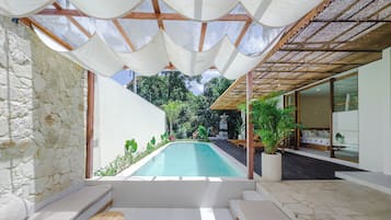 Kolam renang outdoor, dengan kursi berjemur