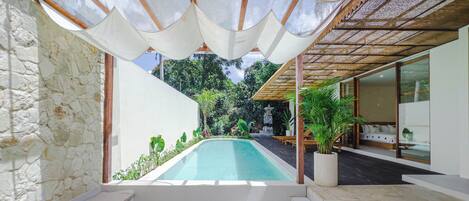 Kolam renang outdoor, dengan kursi berjemur