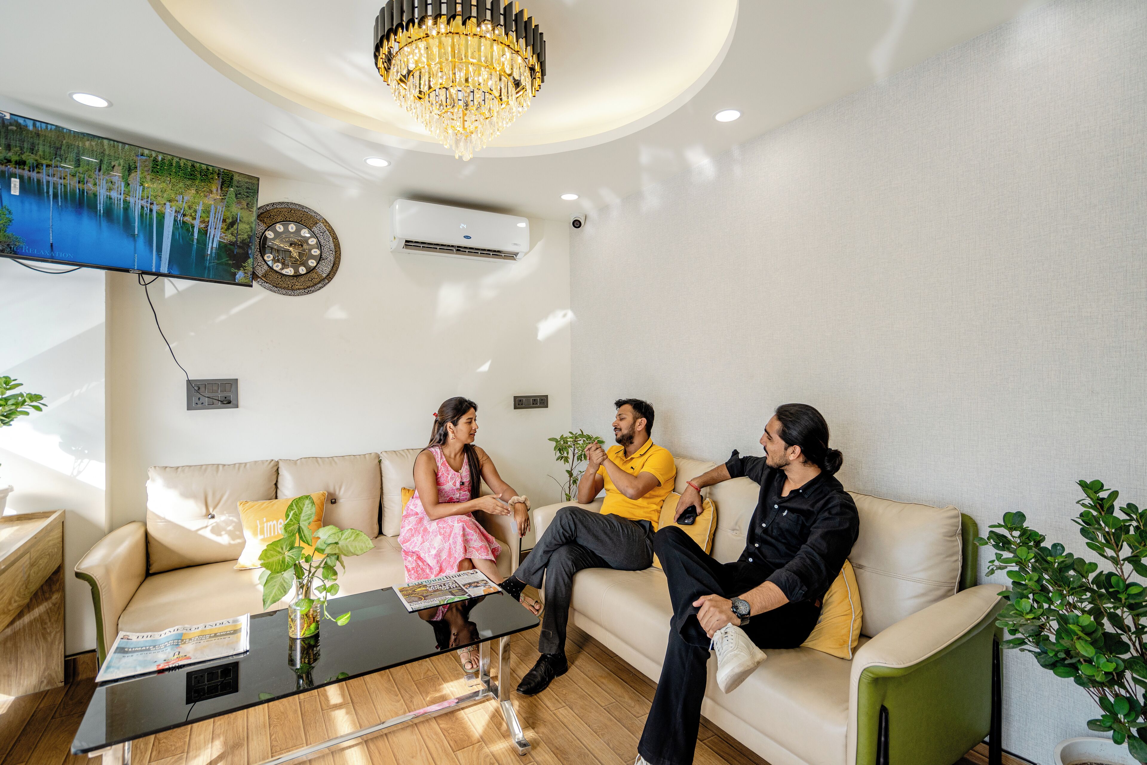 Ein modernes Wohnzimmer mit einer Couch, einem Couchtisch und einer Deckenleuchte.