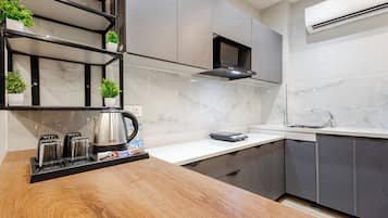 Studio Supérieur, balcon, vue ville | Cuisine privée | Réfrigérateur, micro-ondes, batterie de cuisine, vaisselle et ustensiles
