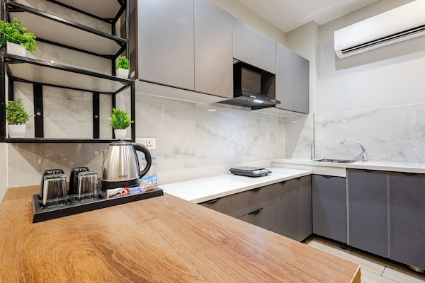 Superior-Studio, Balkon, Stadtblick | Eigene Küche | Kühlschrank, Mikrowelle, Kochgeschirr/Geschirr/Besteck
