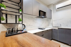 Refrigerador, microondas, utensilios de cocina