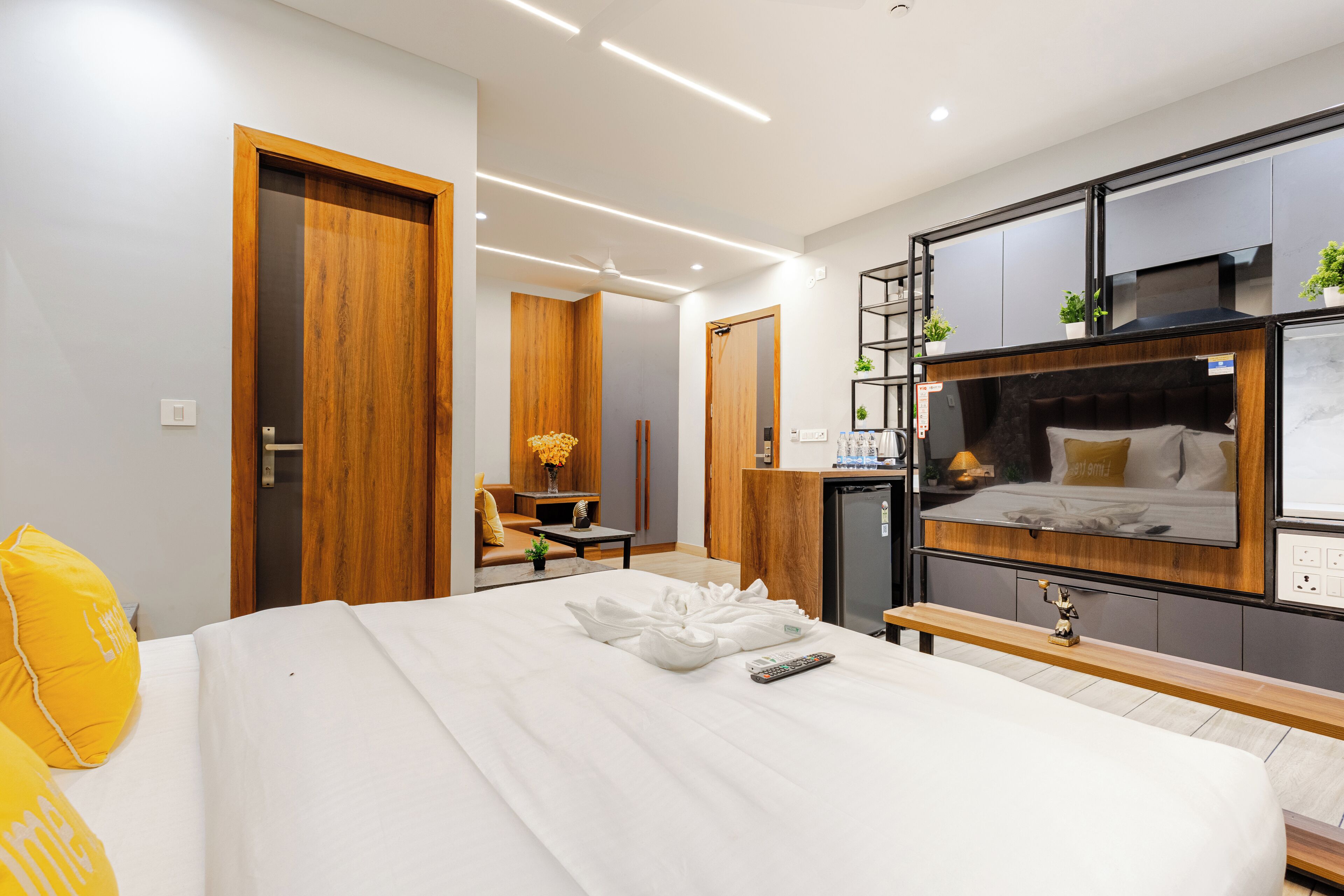Una habitación de hotel moderna con una cama grande, un escritorio y una litera.