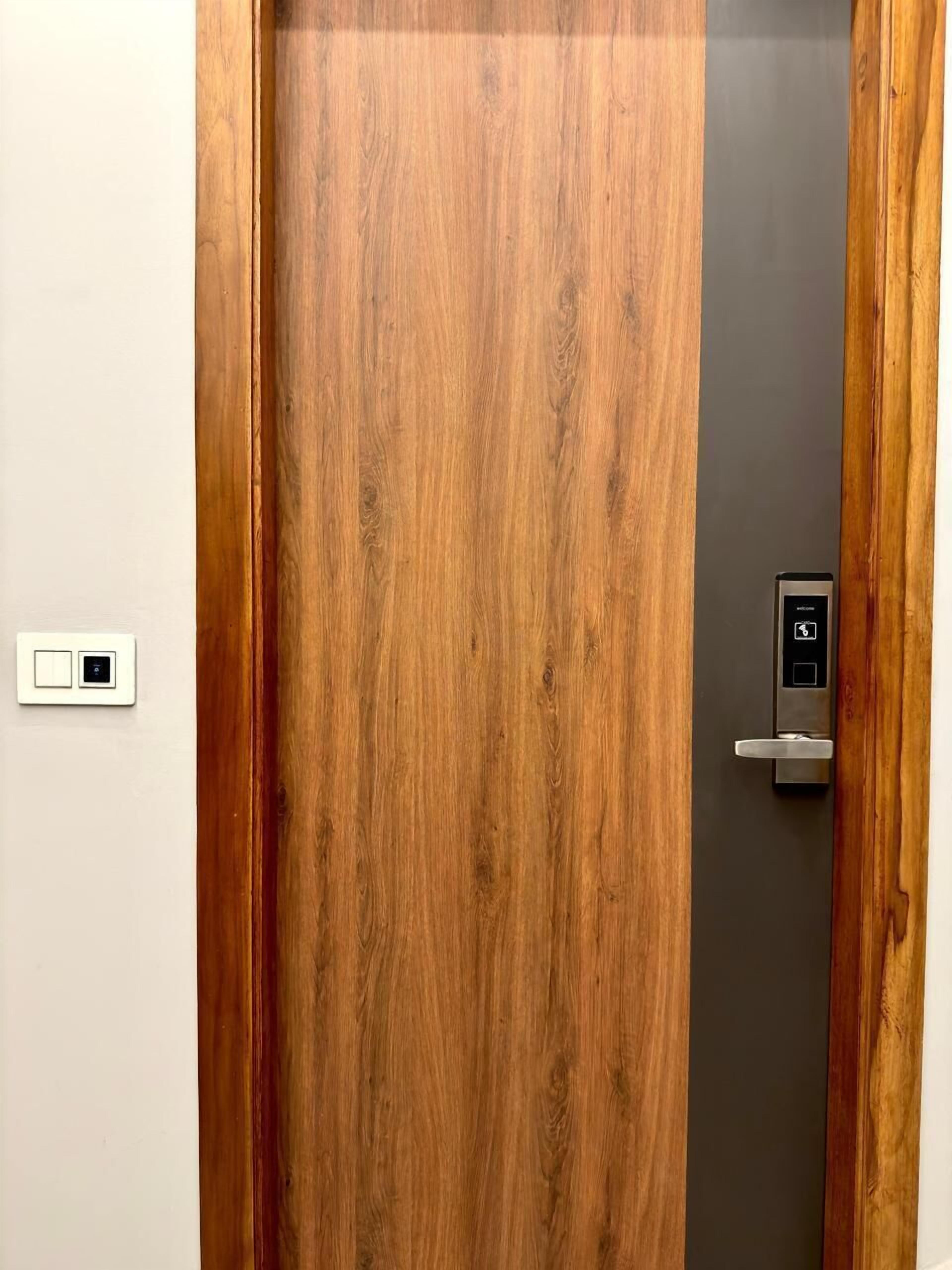 Una puerta de madera con cerradura electrónica moderna.