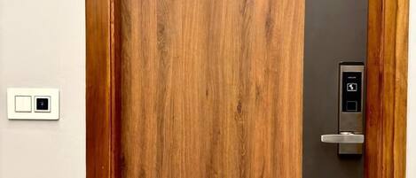 Una puerta de madera con cerradura electrónica moderna.
