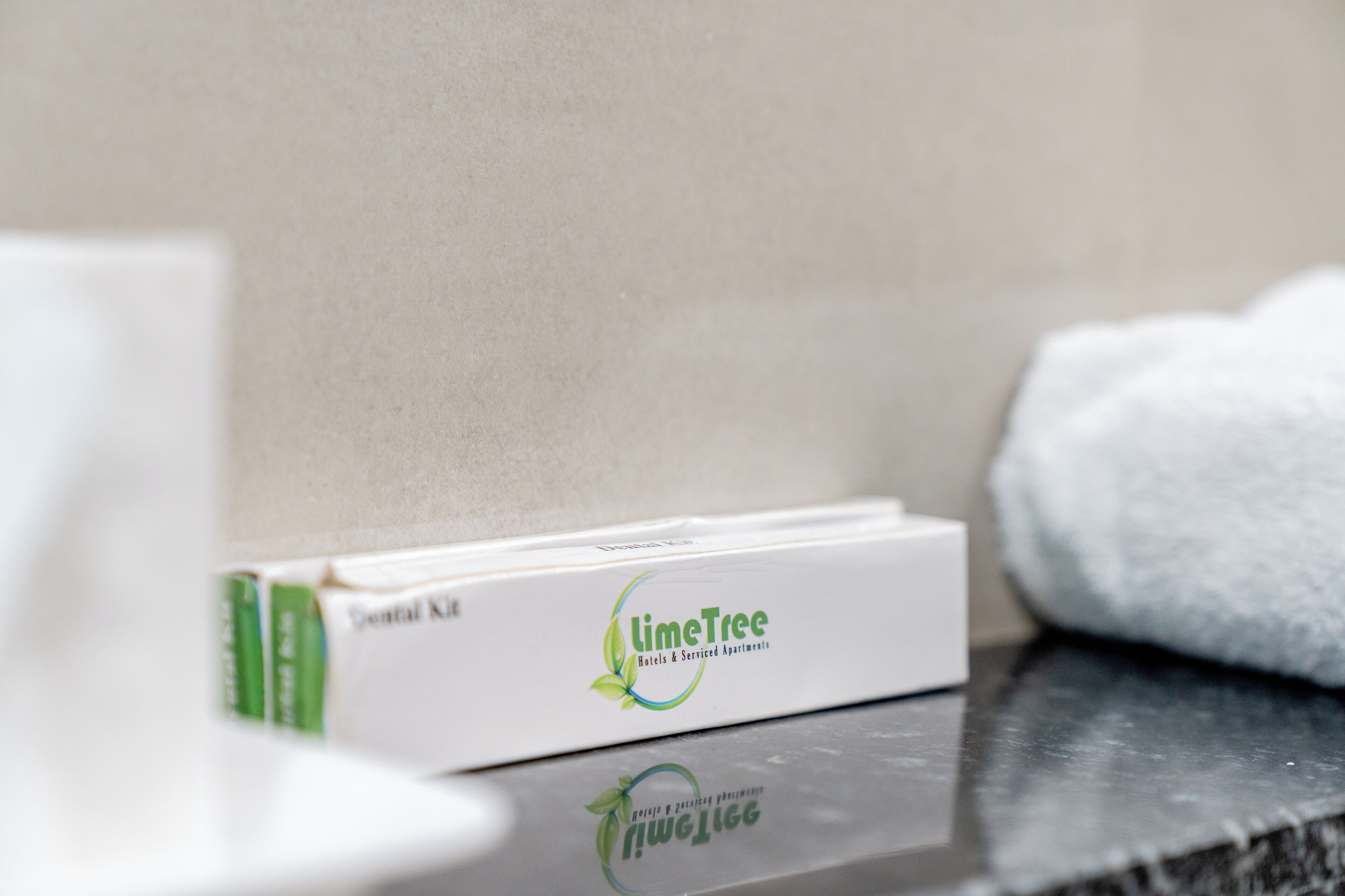 En låda med hygienartiklar från märket ”limeTree” står på en bänkskiva.