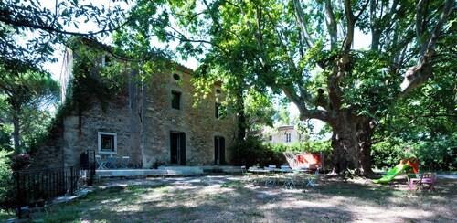 Maison Familiale Avec Grand Jardin Privé au Bord du Lez
