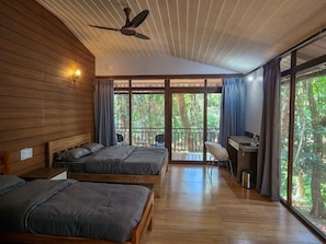 Quarto casal ou duplo luxo, 2 camas Queen, vista para a montanha | 1 quarto, roupas de cama premium, individualmente mobiliados
